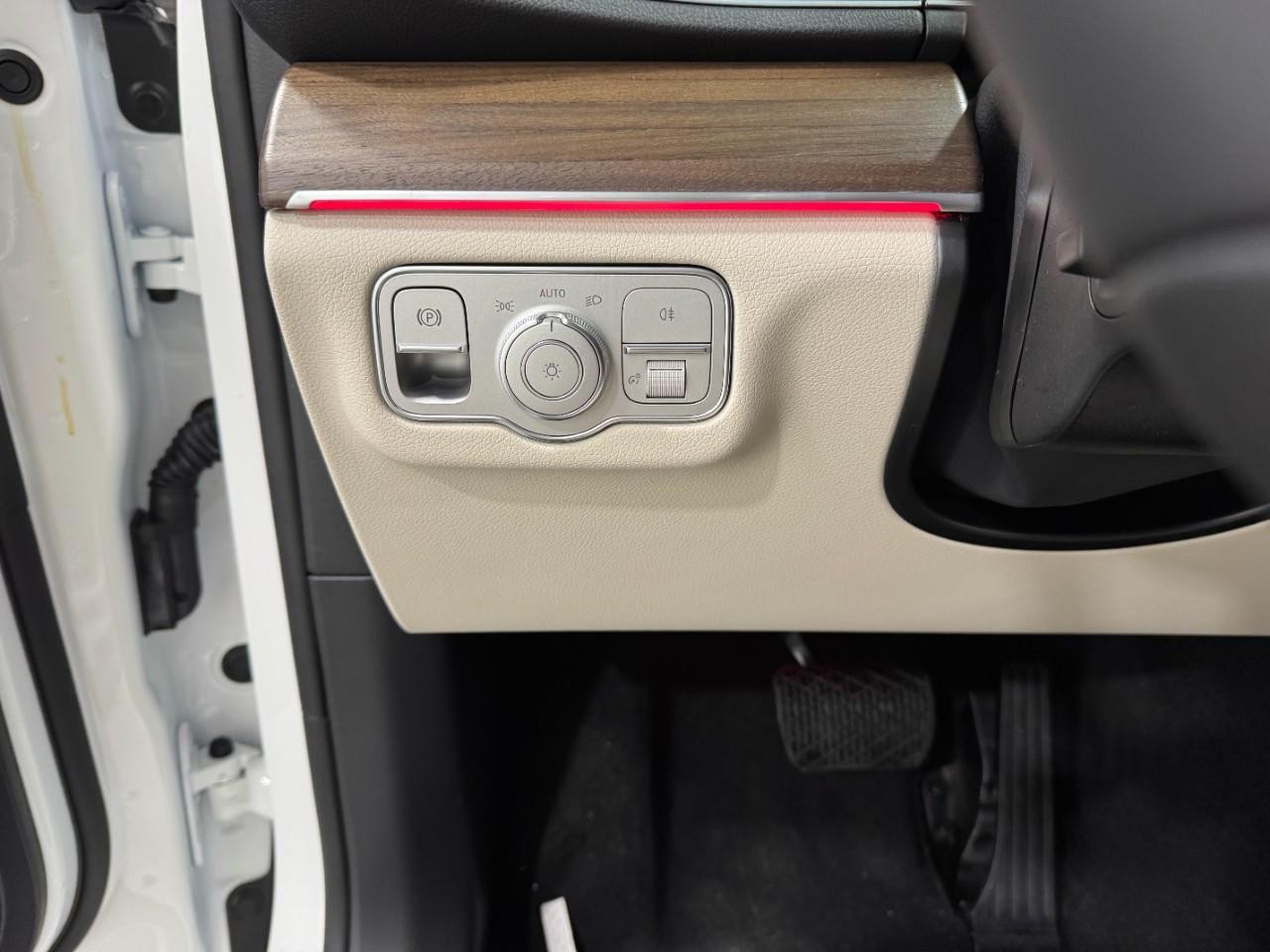 Mercedes-Benz GLE Vehicle Full-screen Gallery Image 32