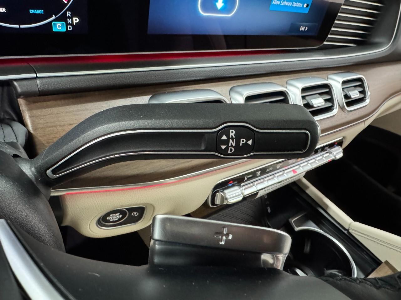 Mercedes-Benz GLE Vehicle Full-screen Gallery Image 36