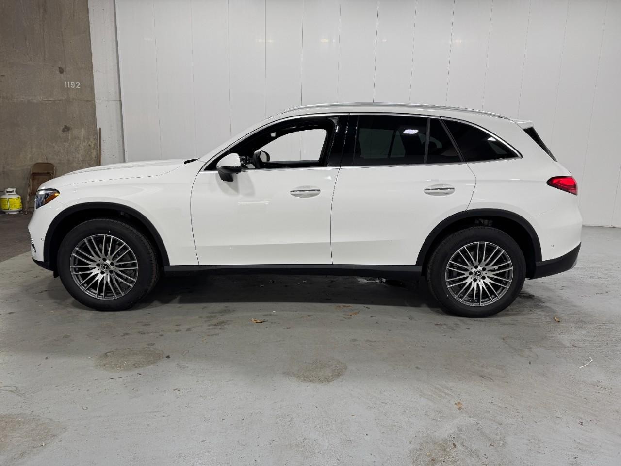 Mercedes-Benz GLC Vehicle Full-screen Gallery Image 2