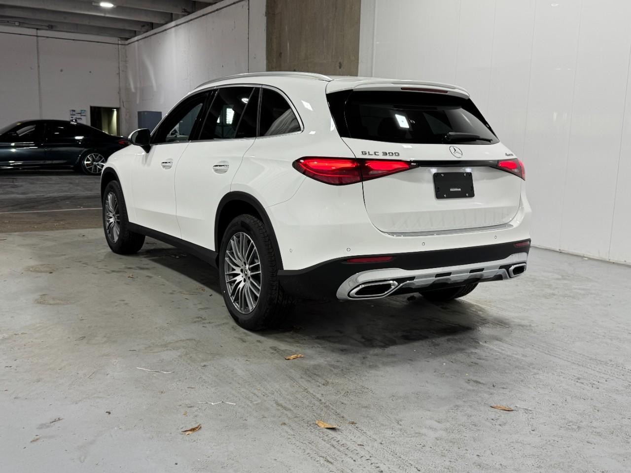 Mercedes-Benz GLC Vehicle Full-screen Gallery Image 3