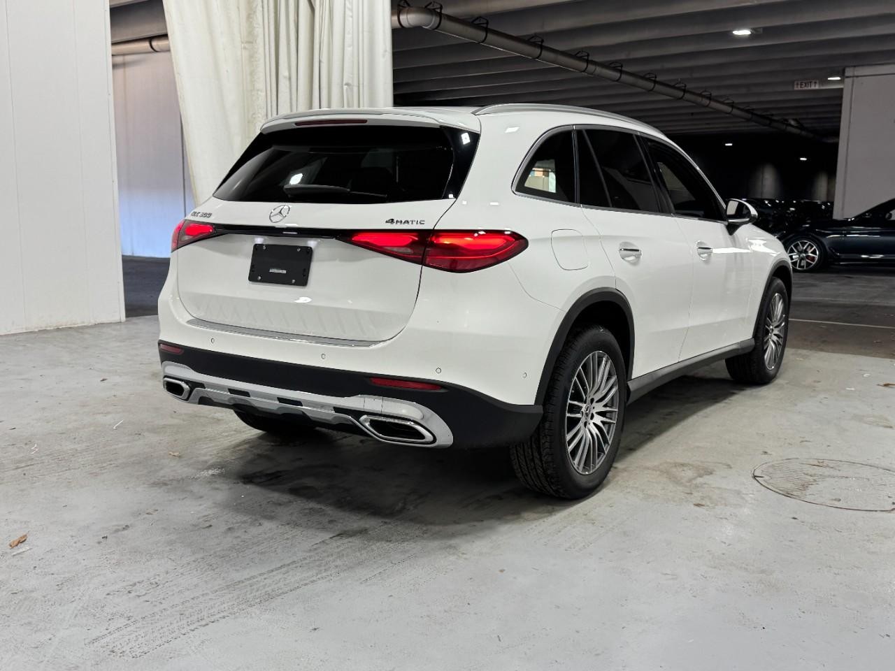 Mercedes-Benz GLC Vehicle Full-screen Gallery Image 4