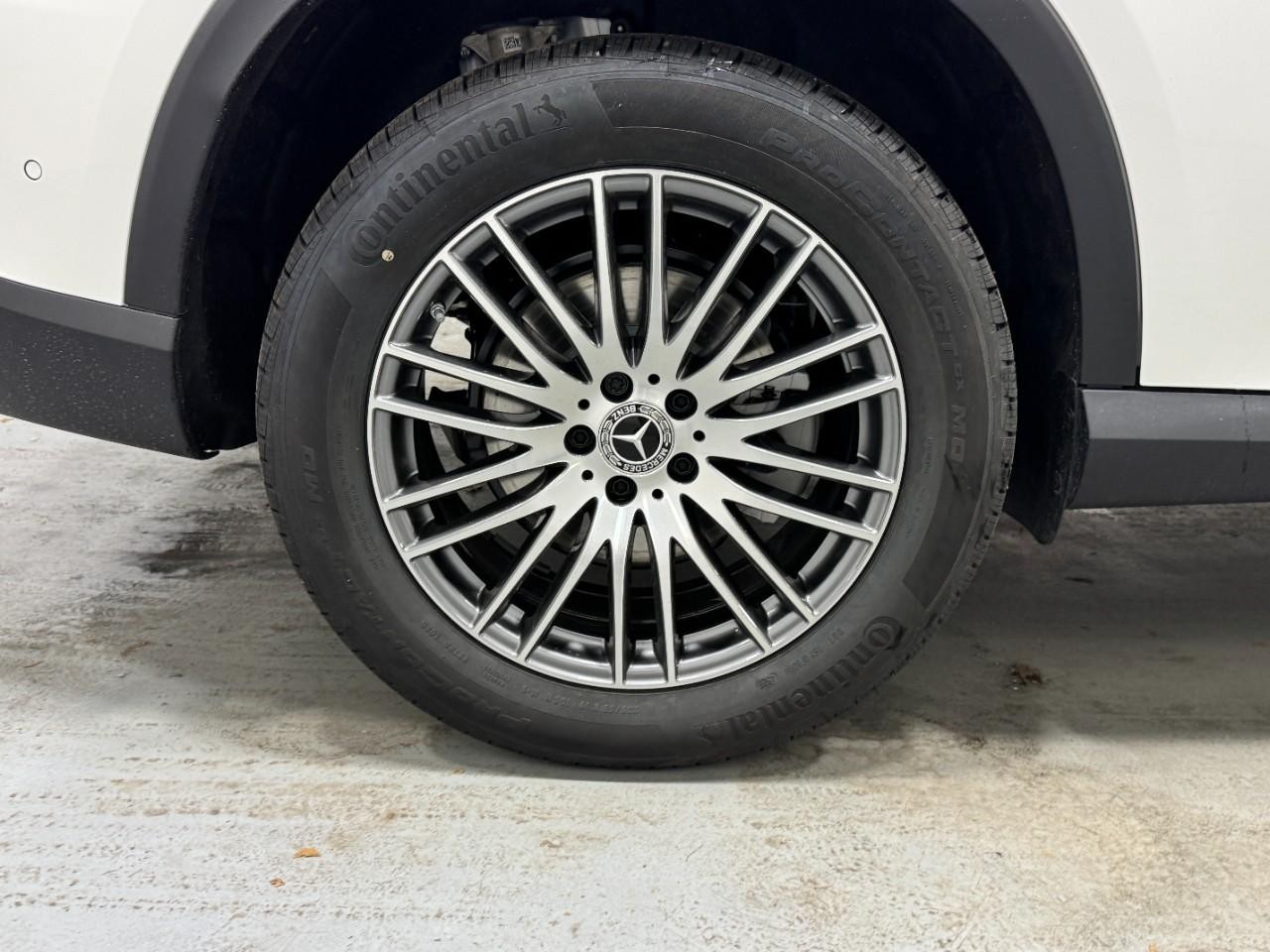 Mercedes-Benz GLC Vehicle Full-screen Gallery Image 5