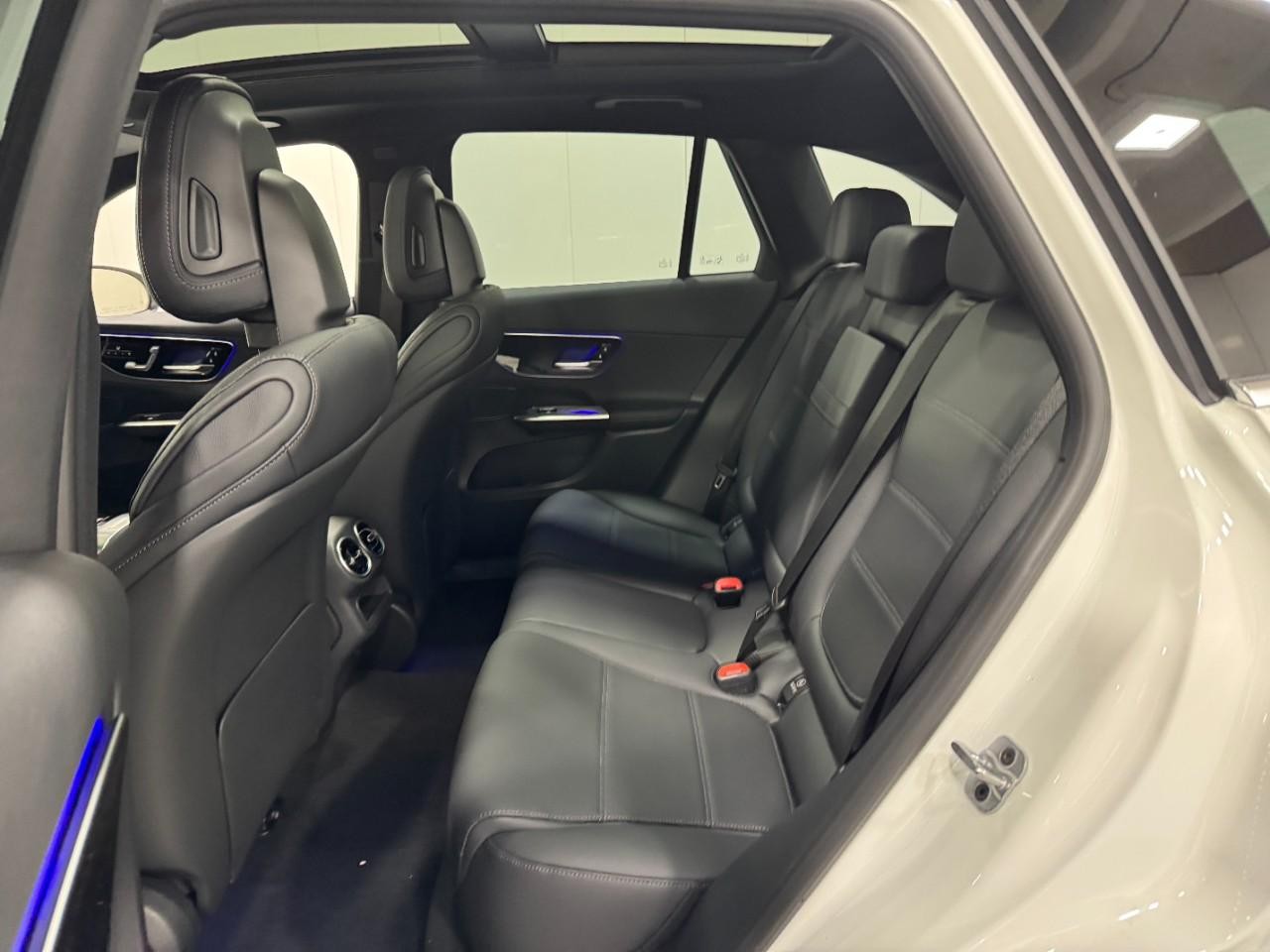 Mercedes-Benz GLC Vehicle Full-screen Gallery Image 8