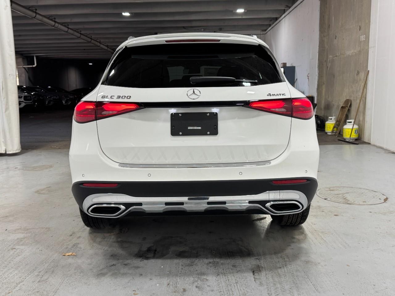 Mercedes-Benz GLC Vehicle Full-screen Gallery Image 9