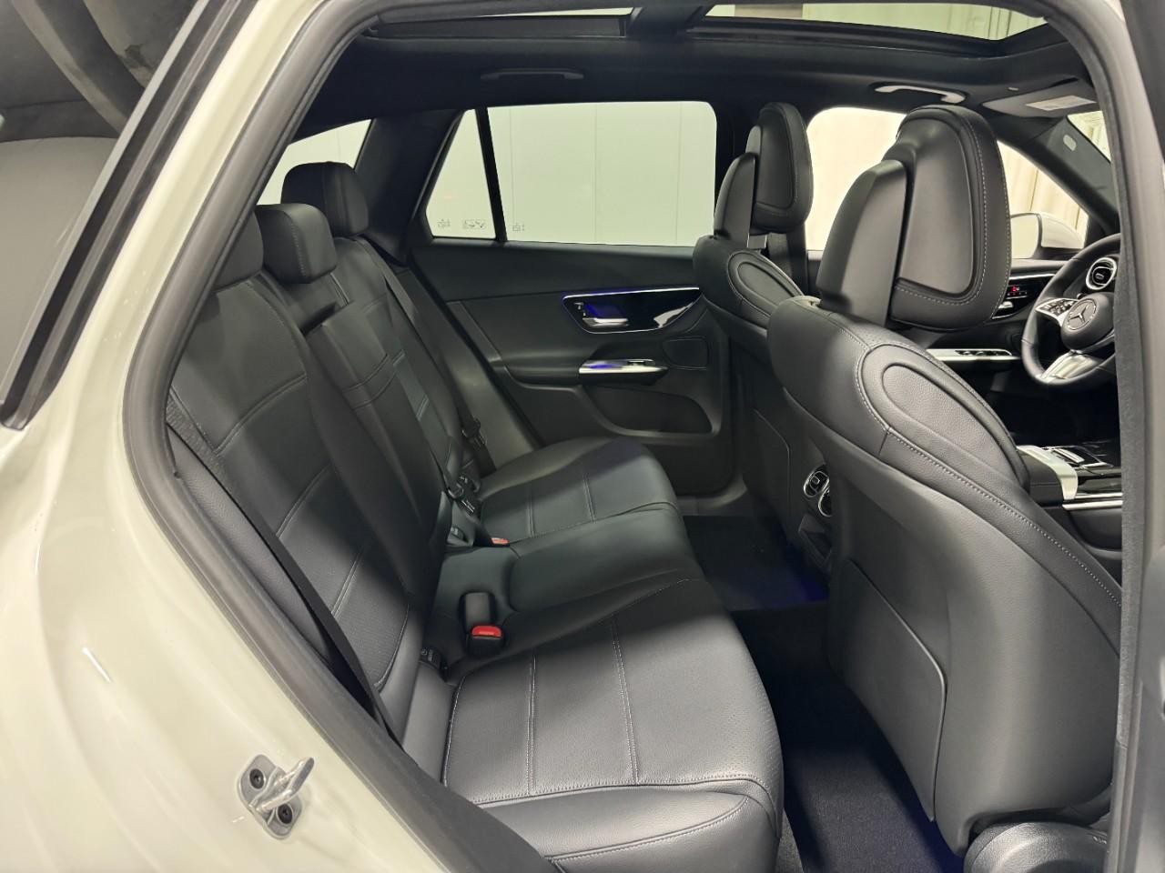 Mercedes-Benz GLC Vehicle Full-screen Gallery Image 10