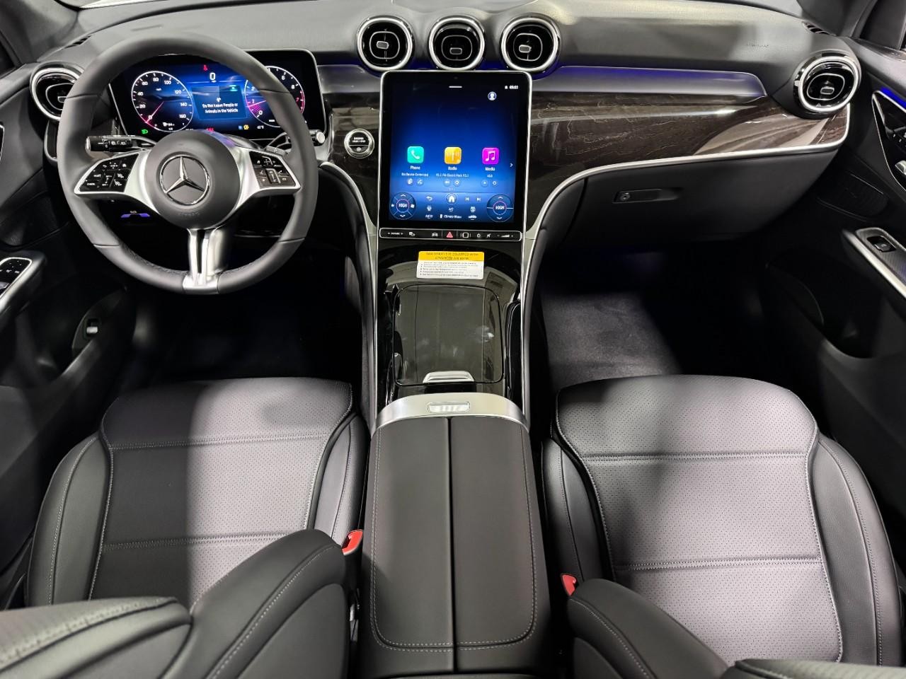 Mercedes-Benz GLC Vehicle Full-screen Gallery Image 12