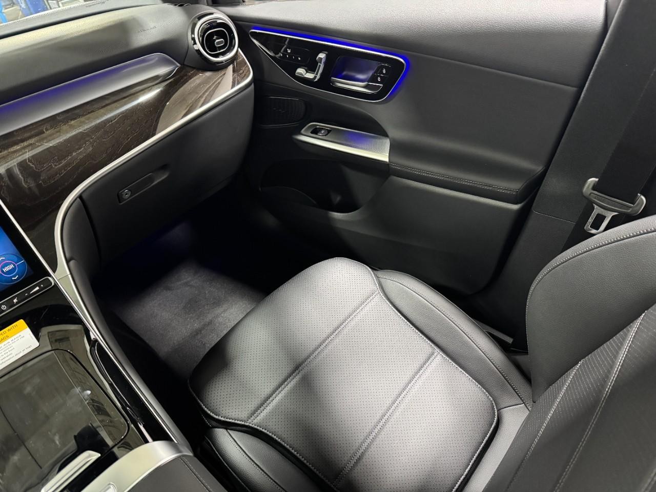 Mercedes-Benz GLC Vehicle Full-screen Gallery Image 15