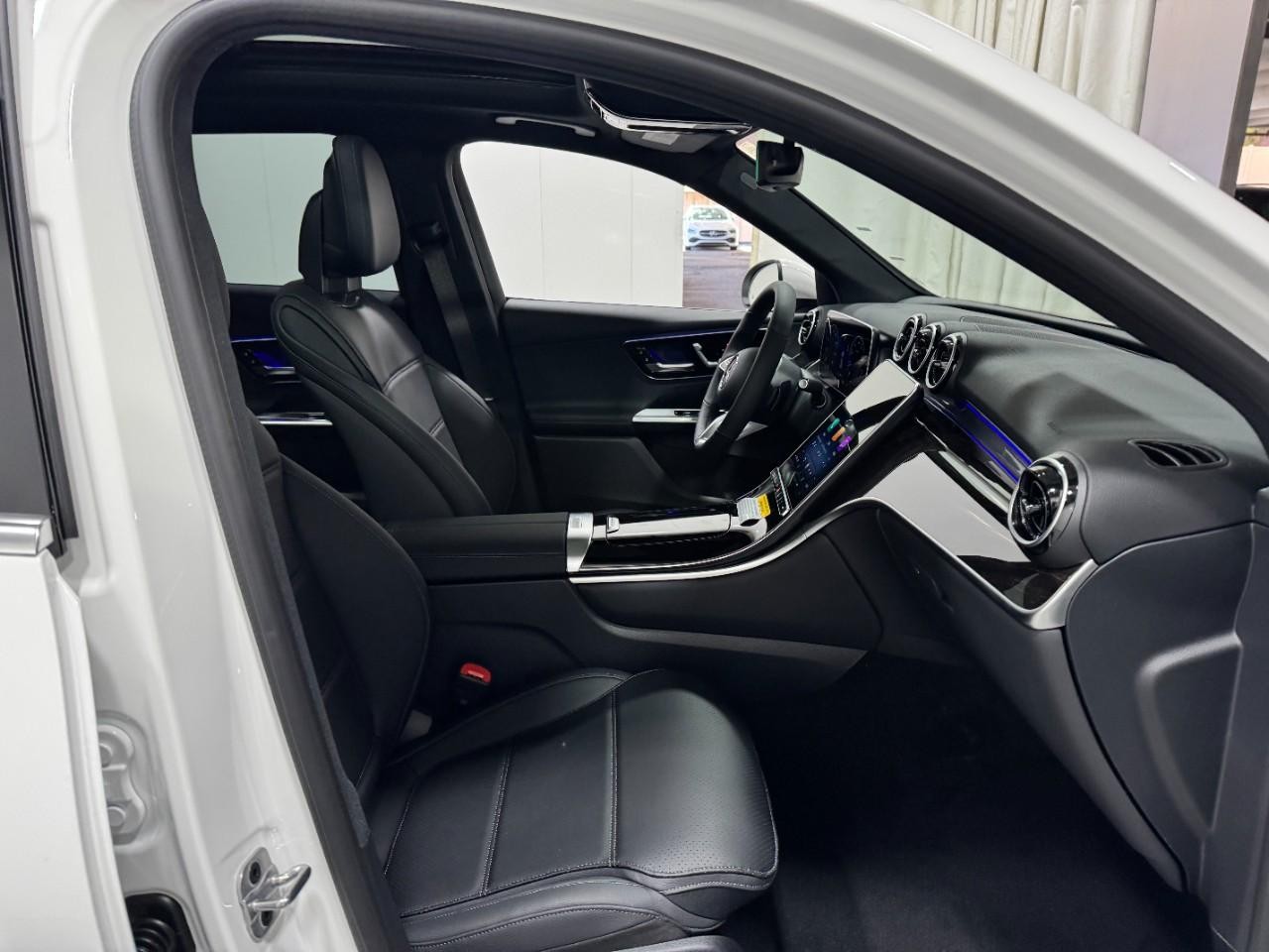 Mercedes-Benz GLC Vehicle Full-screen Gallery Image 16