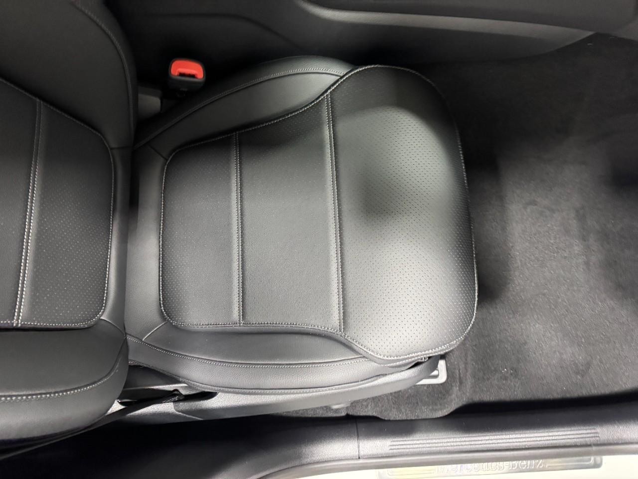 Mercedes-Benz GLC Vehicle Full-screen Gallery Image 17