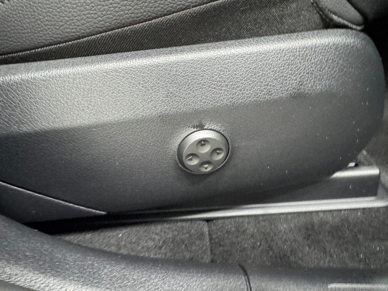 Mercedes-Benz GLC Vehicle Full-screen Gallery Image 18