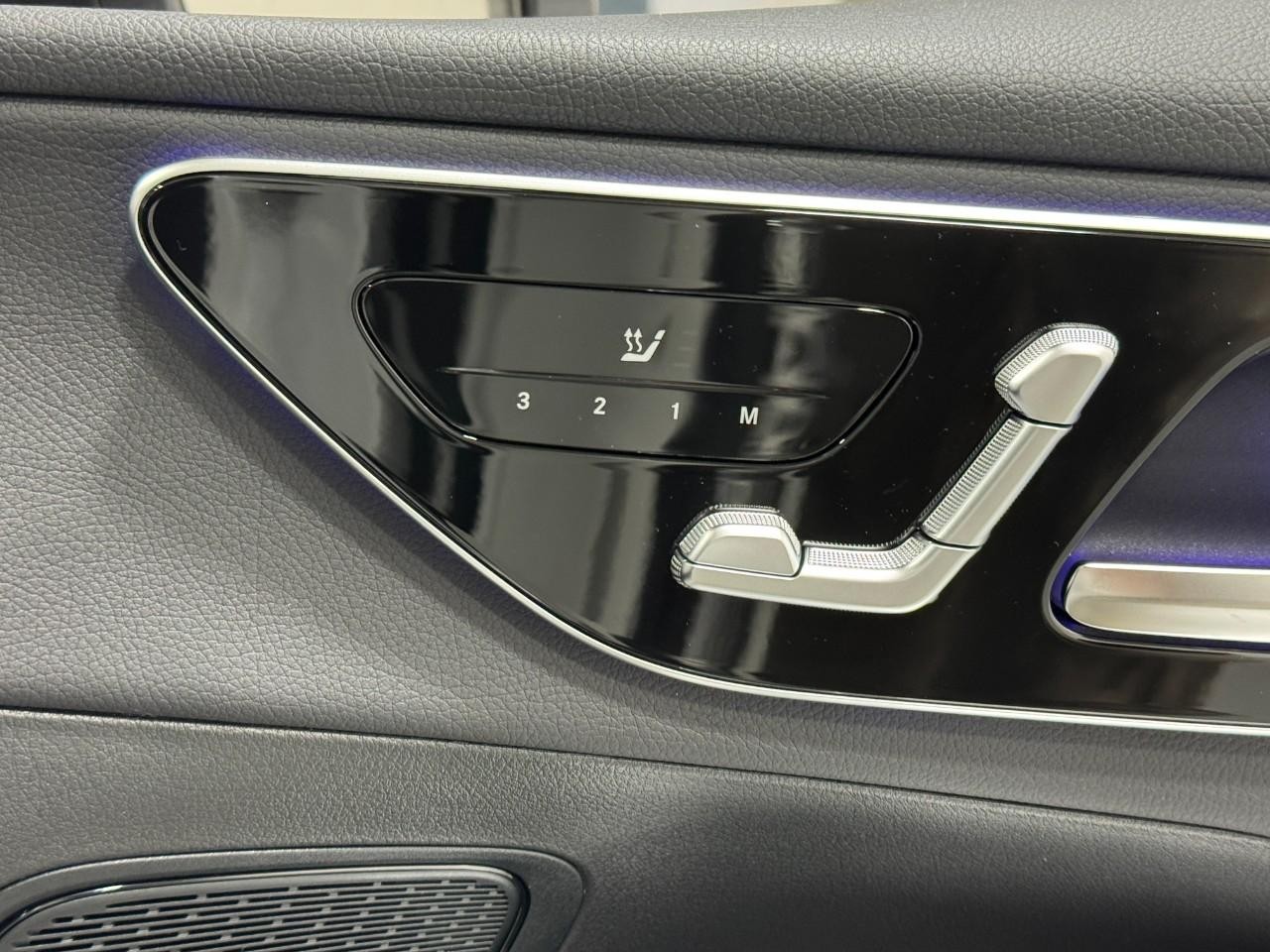 Mercedes-Benz GLC Vehicle Full-screen Gallery Image 19