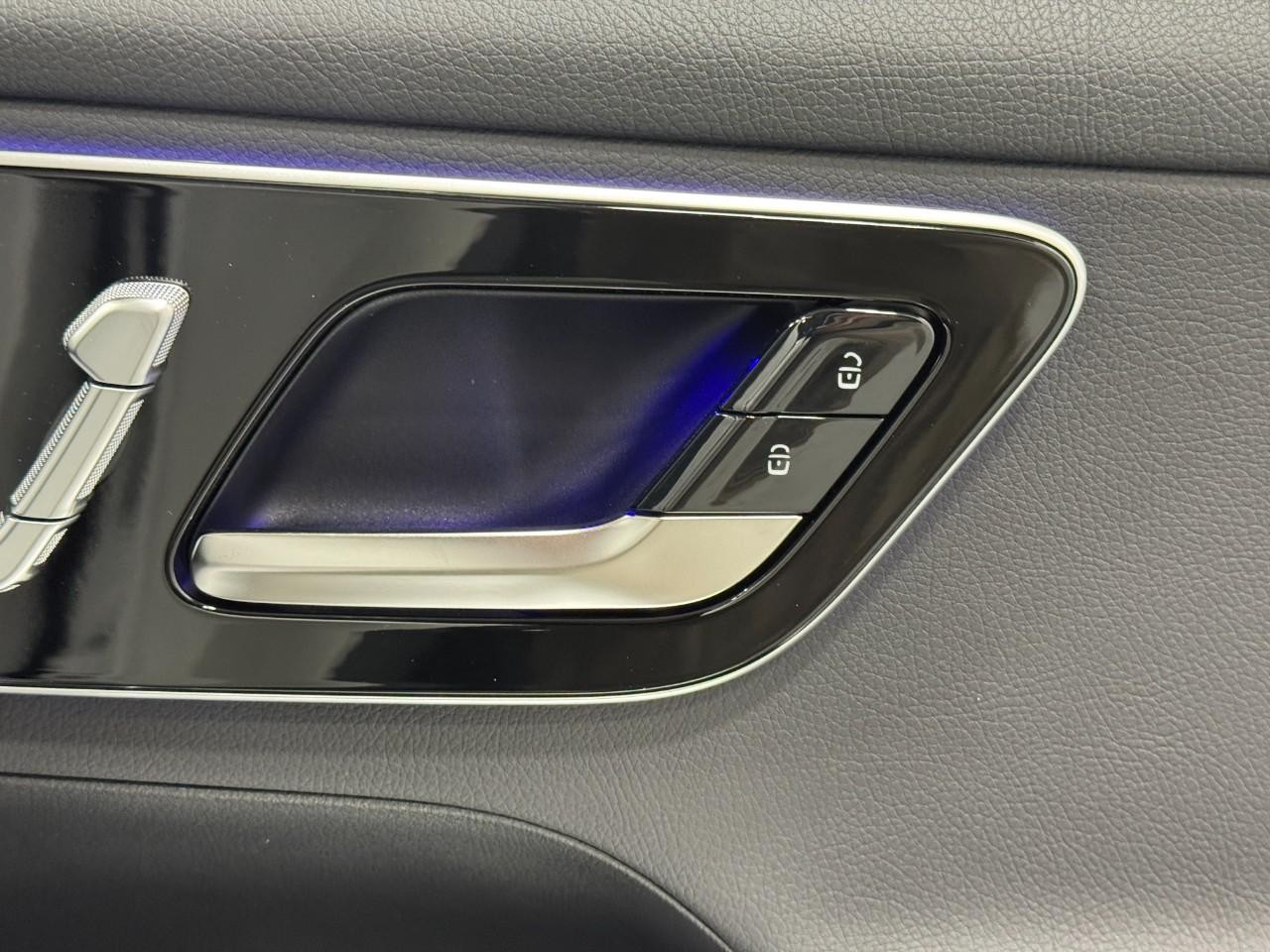 Mercedes-Benz GLC Vehicle Full-screen Gallery Image 20