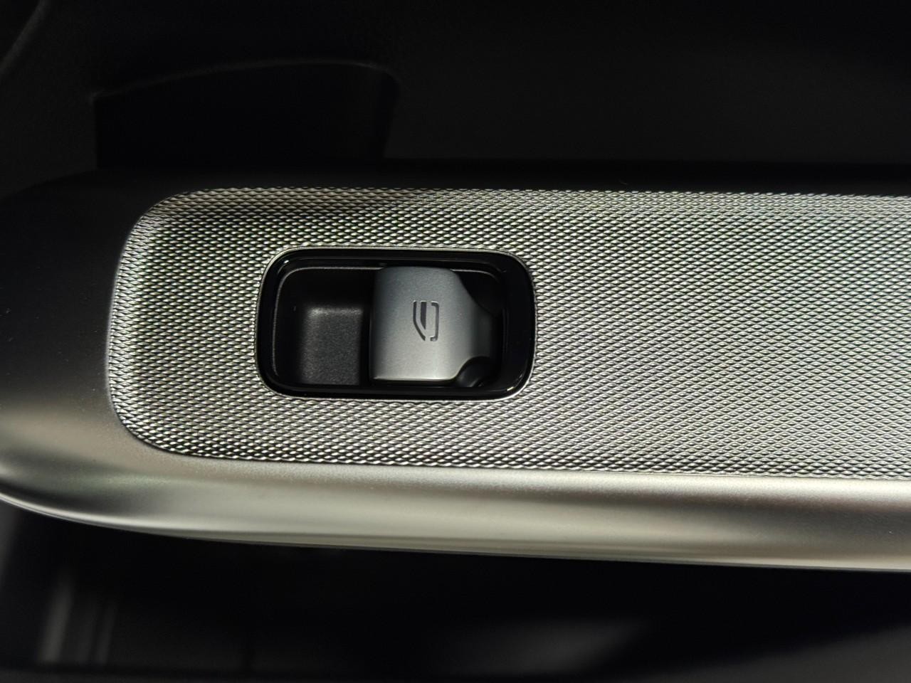 Mercedes-Benz GLC Vehicle Full-screen Gallery Image 21