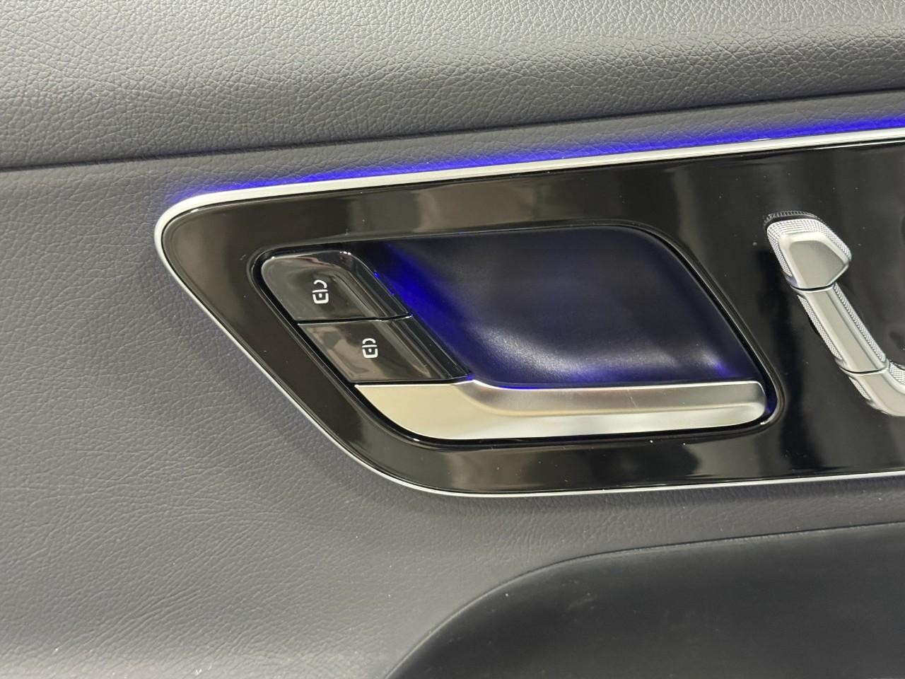 Mercedes-Benz GLC Vehicle Full-screen Gallery Image 23