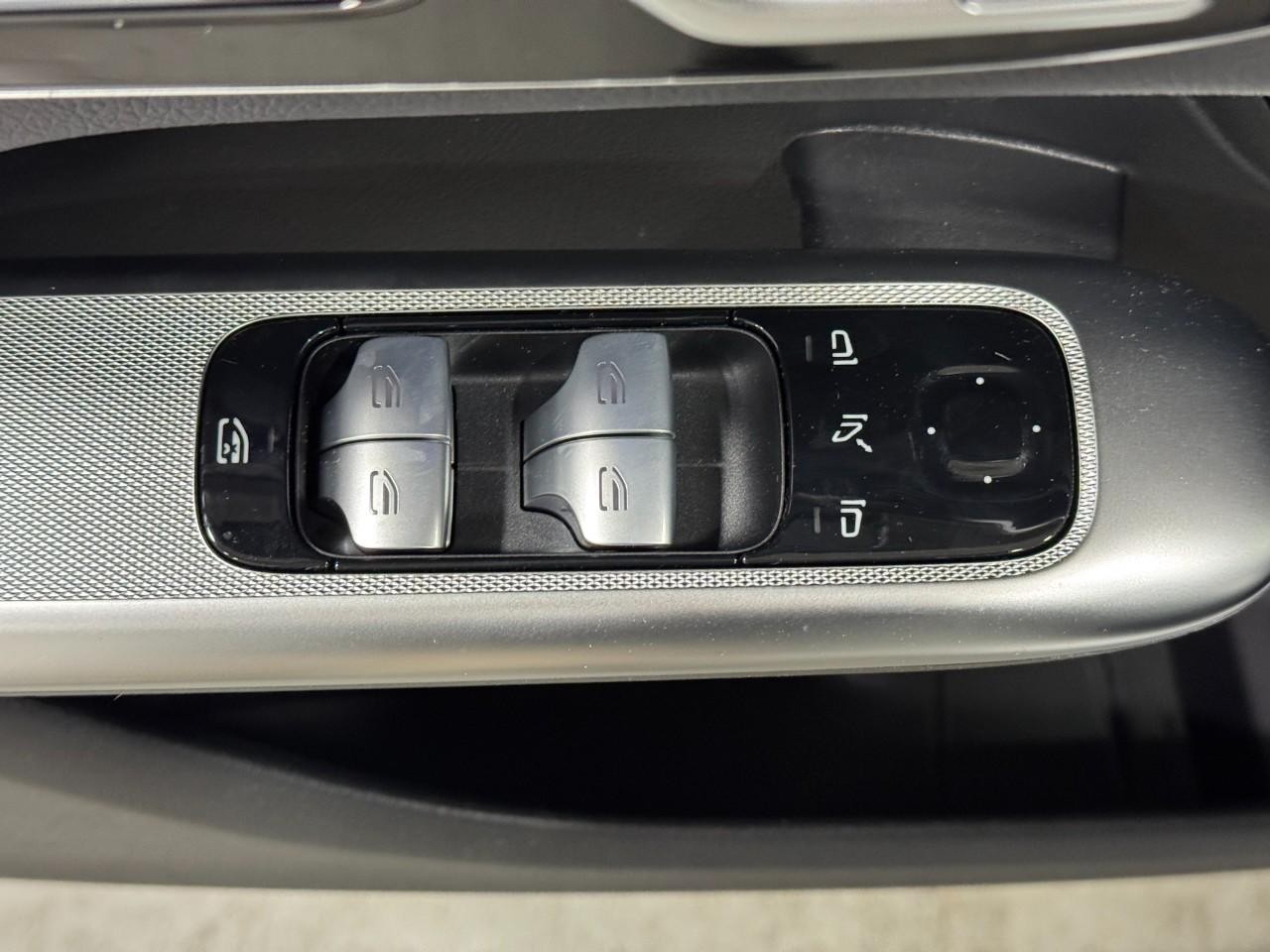 Mercedes-Benz GLC Vehicle Full-screen Gallery Image 24