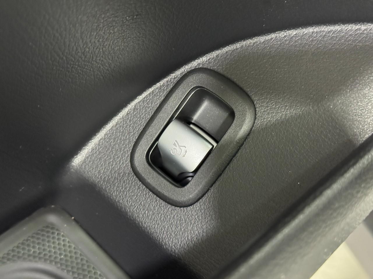 Mercedes-Benz GLC Vehicle Full-screen Gallery Image 25