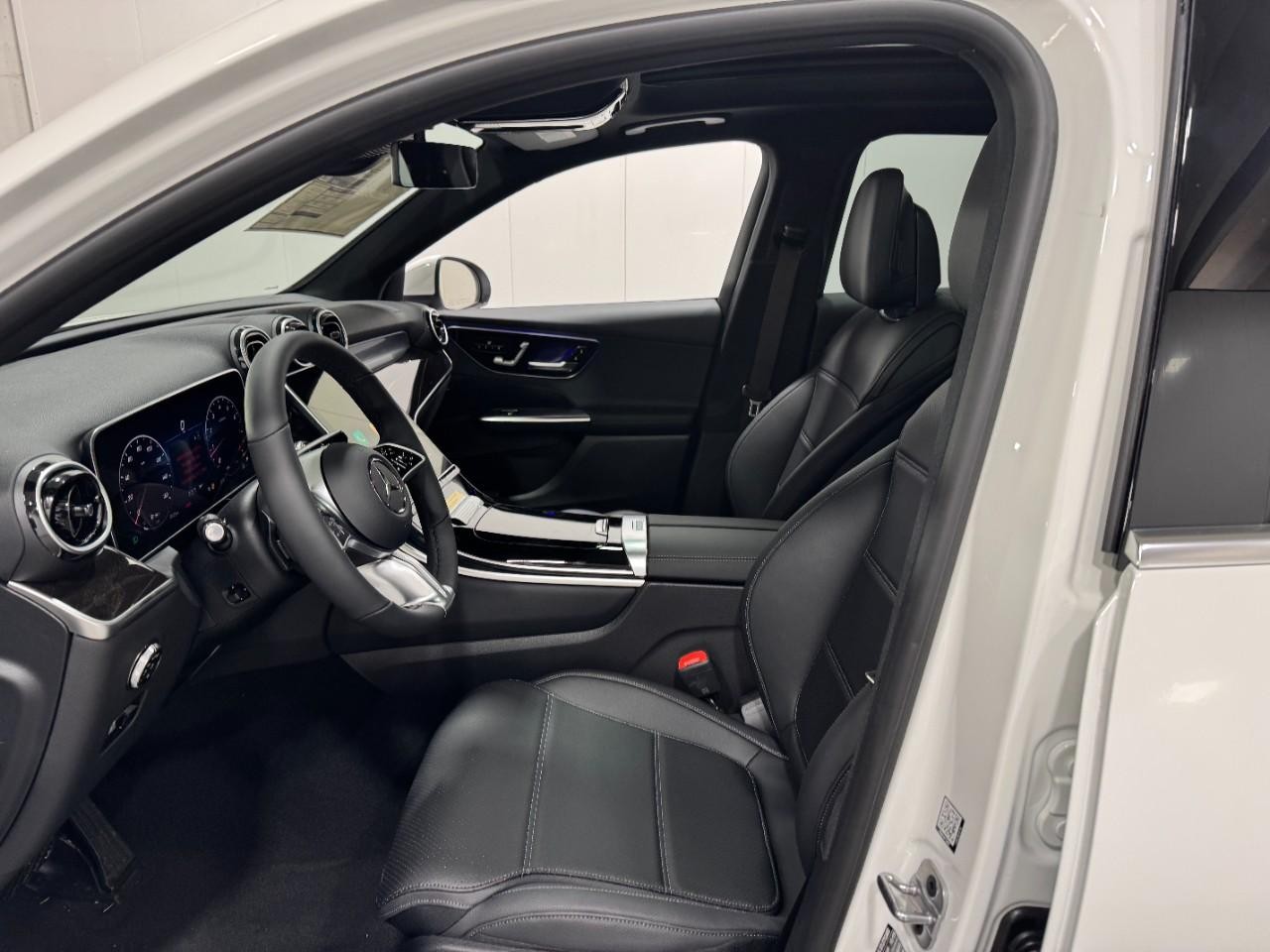 Mercedes-Benz GLC Vehicle Full-screen Gallery Image 26