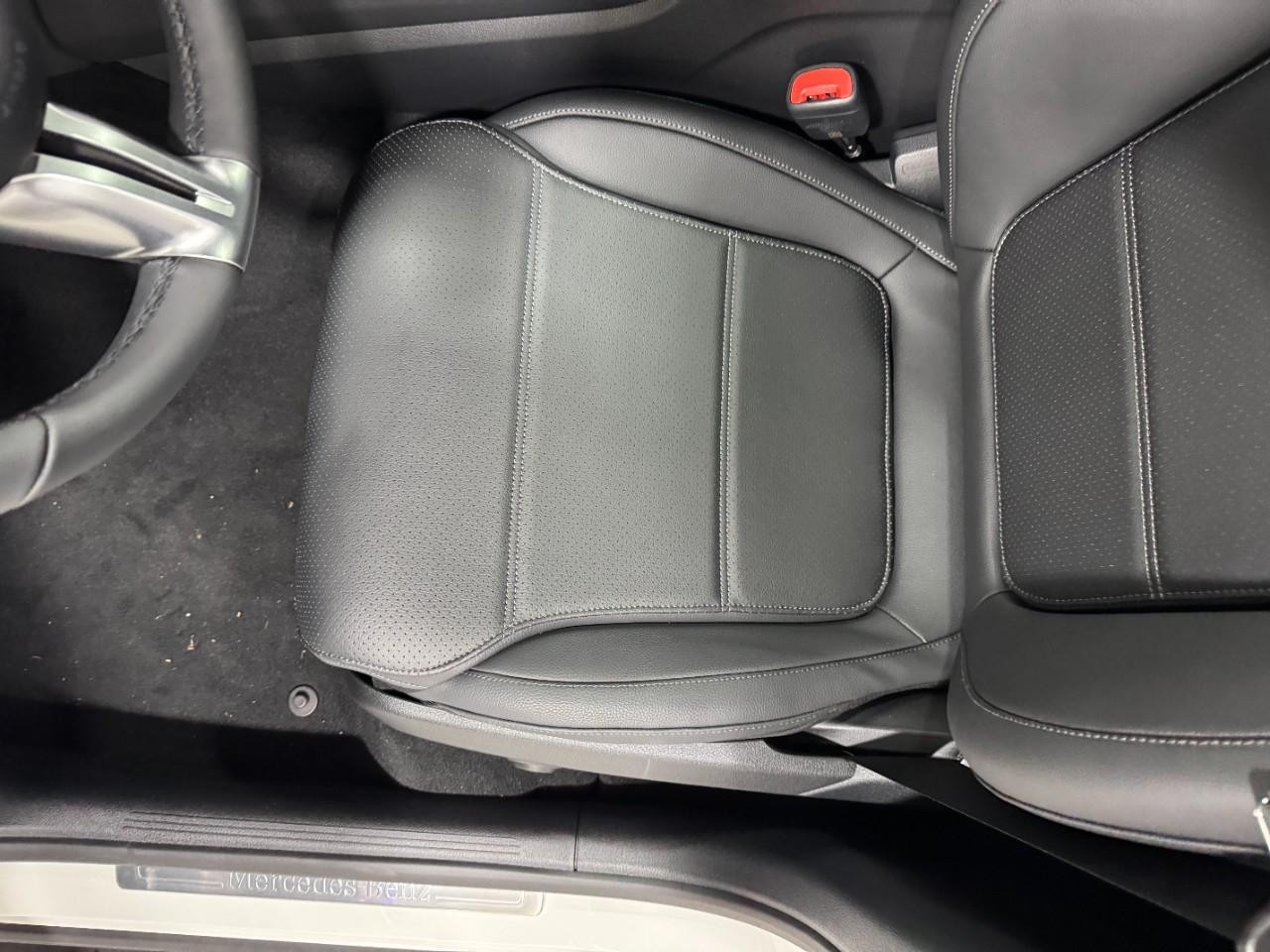 Mercedes-Benz GLC Vehicle Full-screen Gallery Image 27