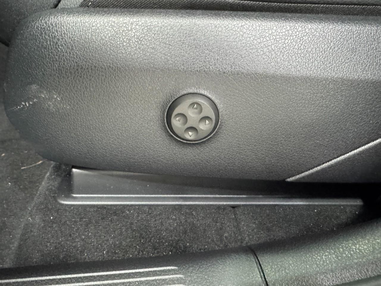 Mercedes-Benz GLC Vehicle Full-screen Gallery Image 28