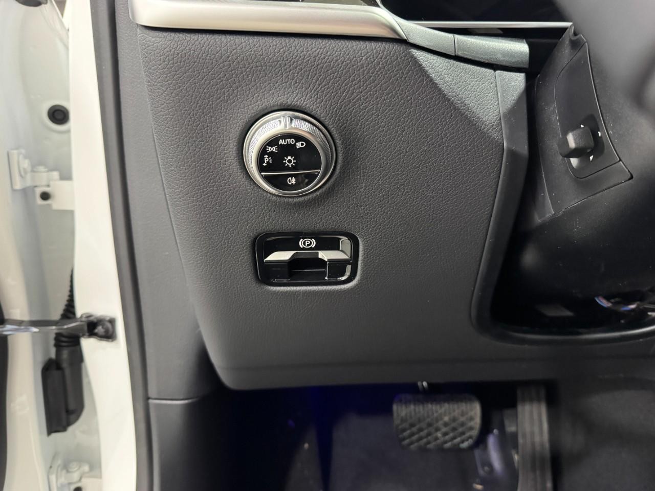 Mercedes-Benz GLC Vehicle Full-screen Gallery Image 29