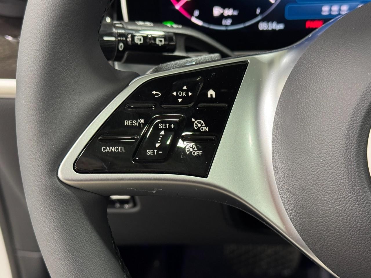 Mercedes-Benz GLC Vehicle Full-screen Gallery Image 30