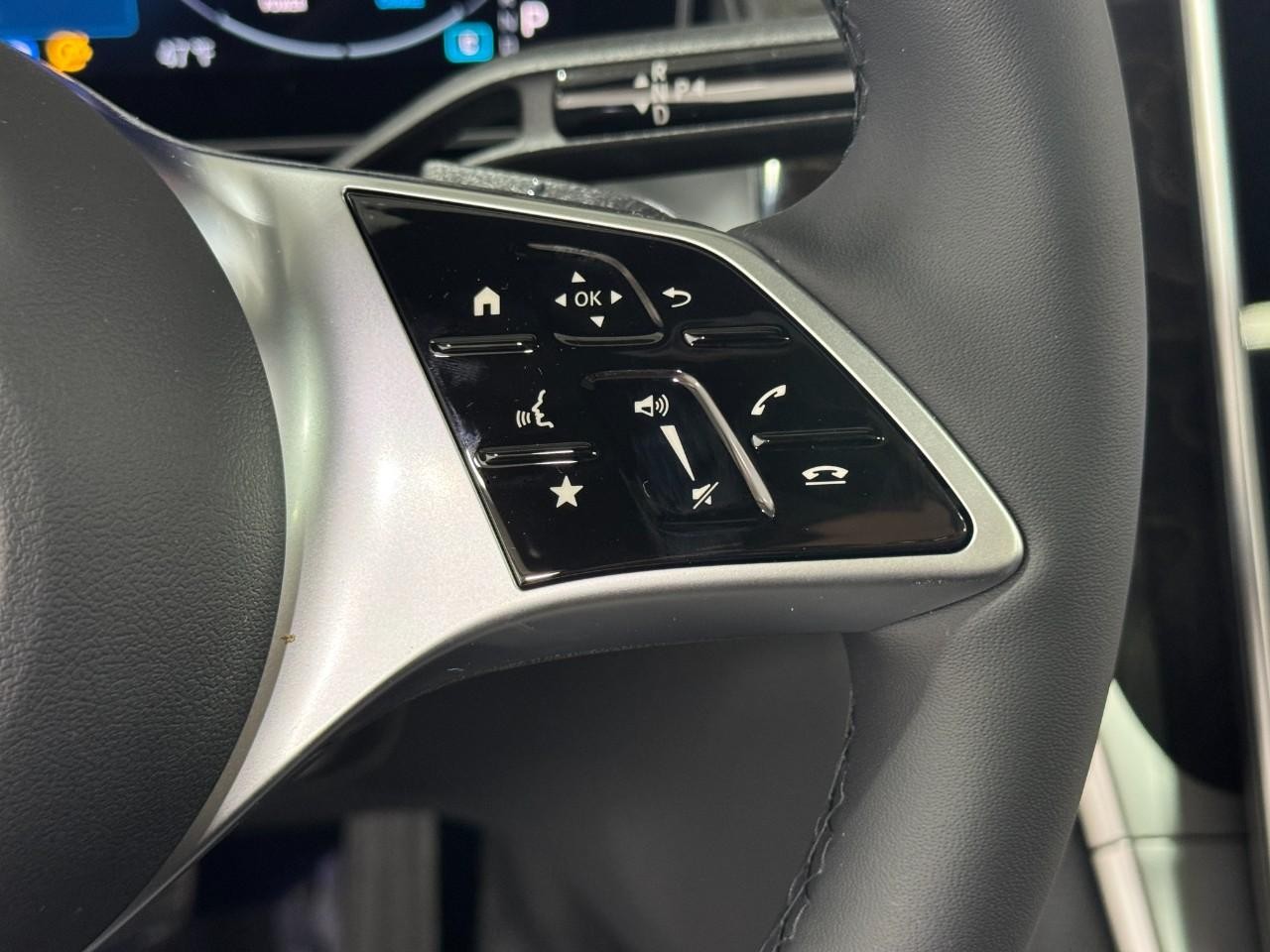 Mercedes-Benz GLC Vehicle Full-screen Gallery Image 31