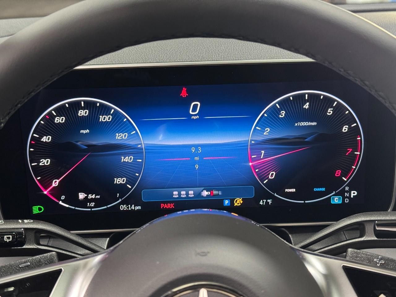 Mercedes-Benz GLC Vehicle Full-screen Gallery Image 32