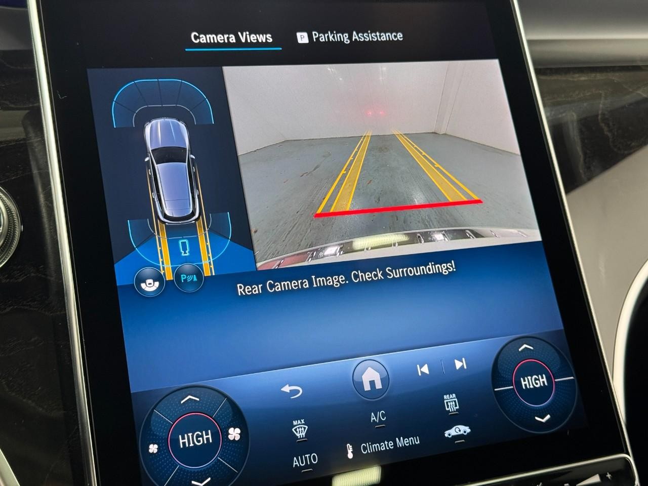 Mercedes-Benz GLC Vehicle Full-screen Gallery Image 34