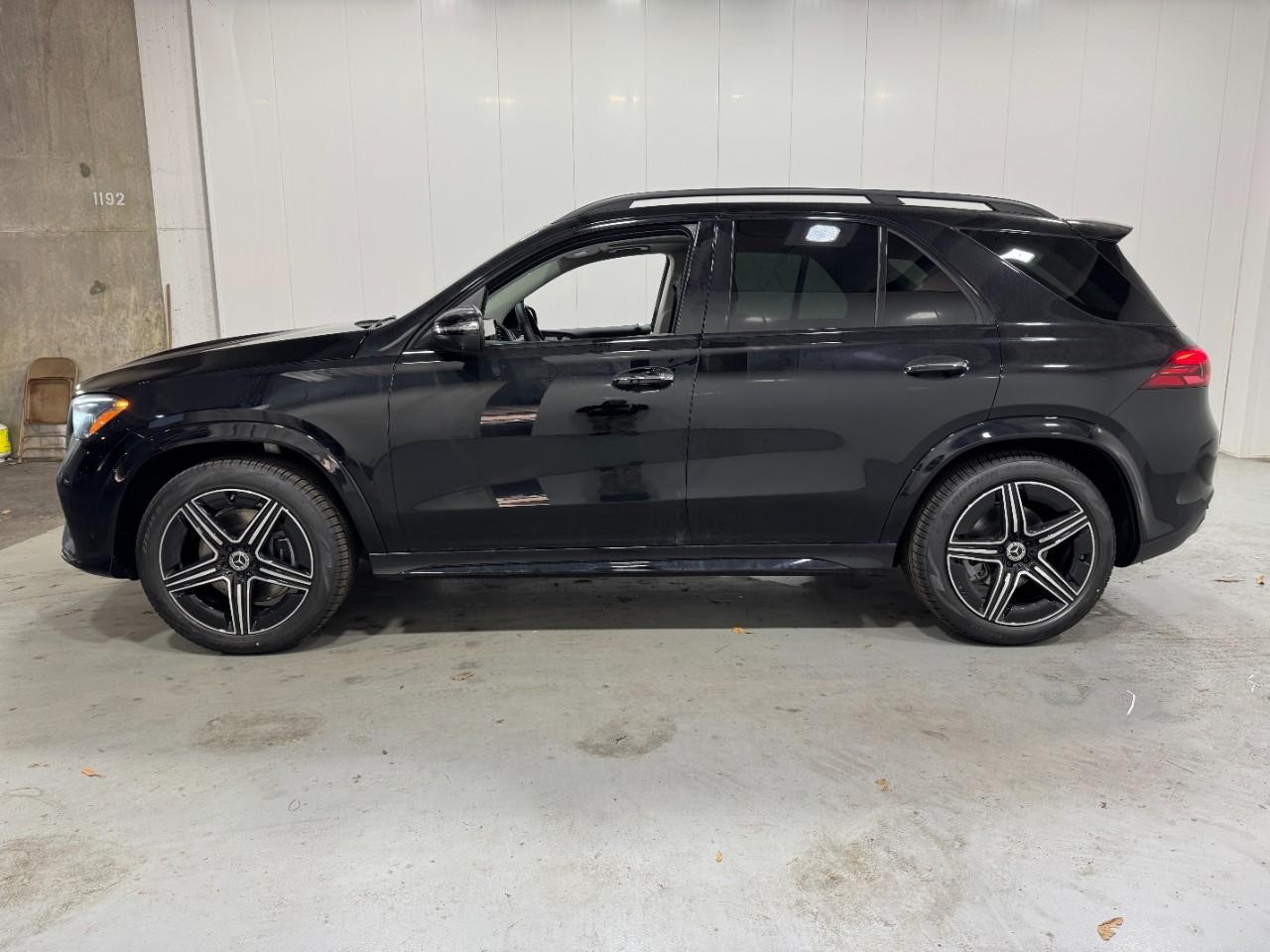 Mercedes-Benz GLE Vehicle Full-screen Gallery Image 2