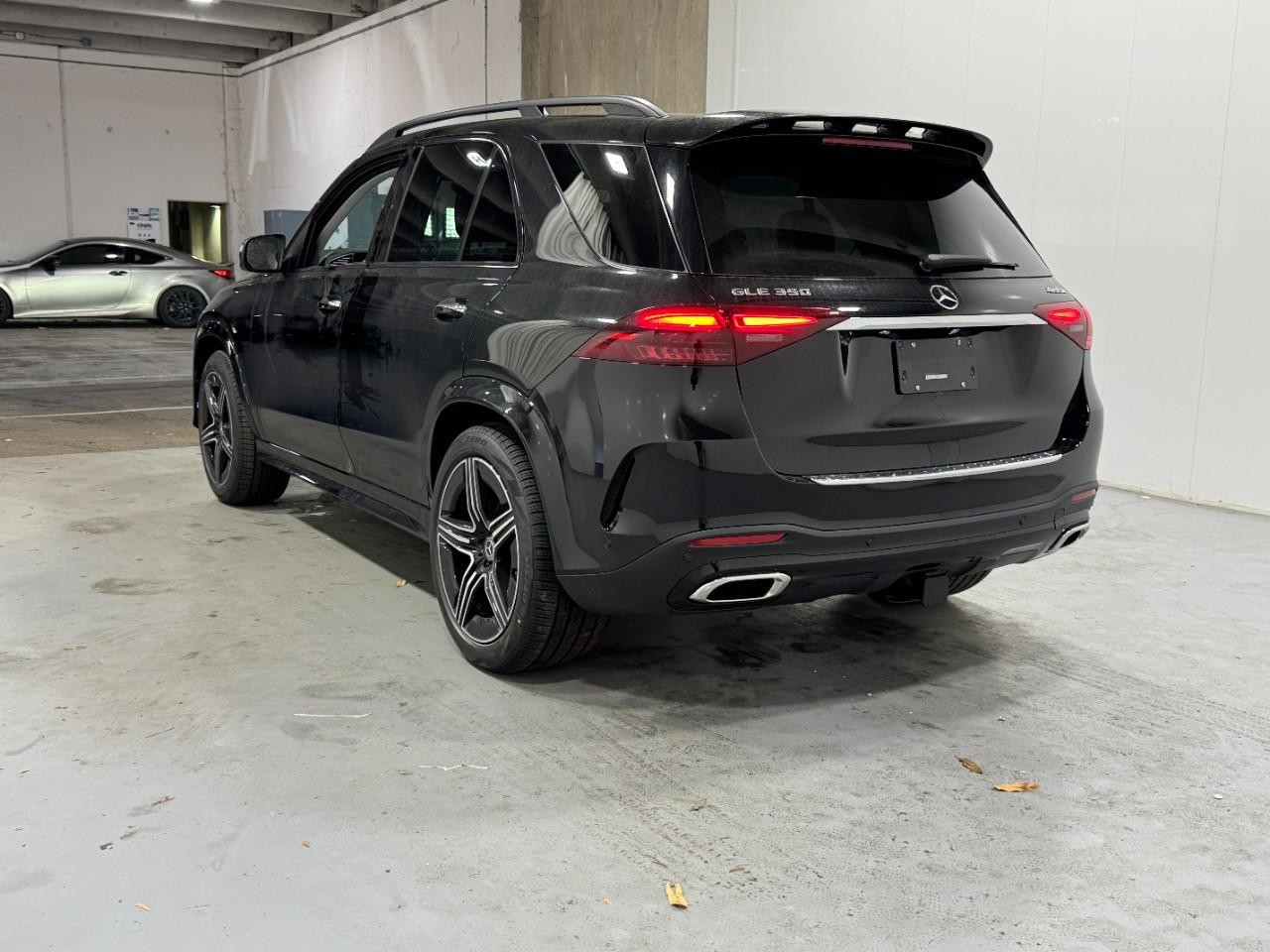 Mercedes-Benz GLE Vehicle Full-screen Gallery Image 3