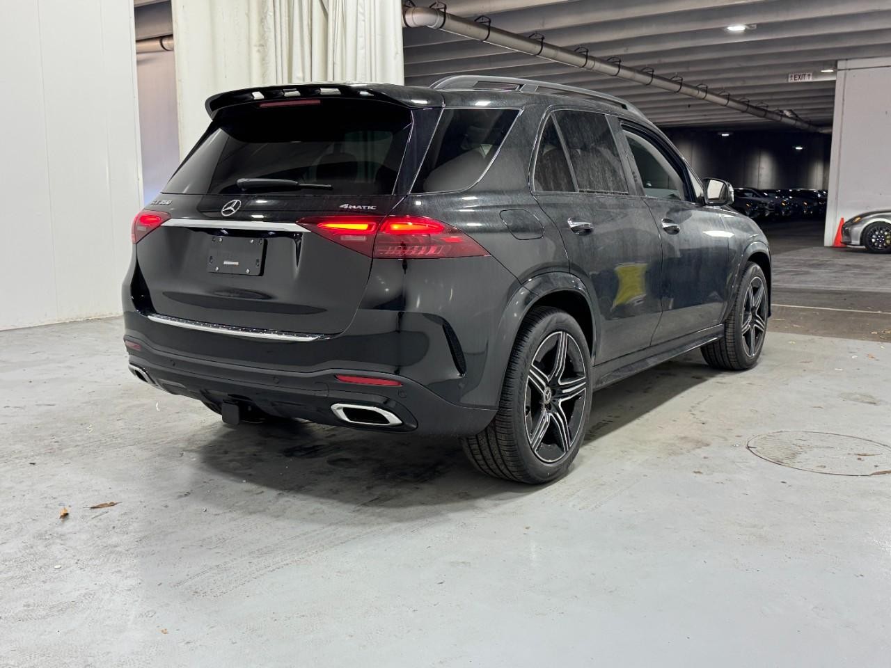 Mercedes-Benz GLE Vehicle Full-screen Gallery Image 4