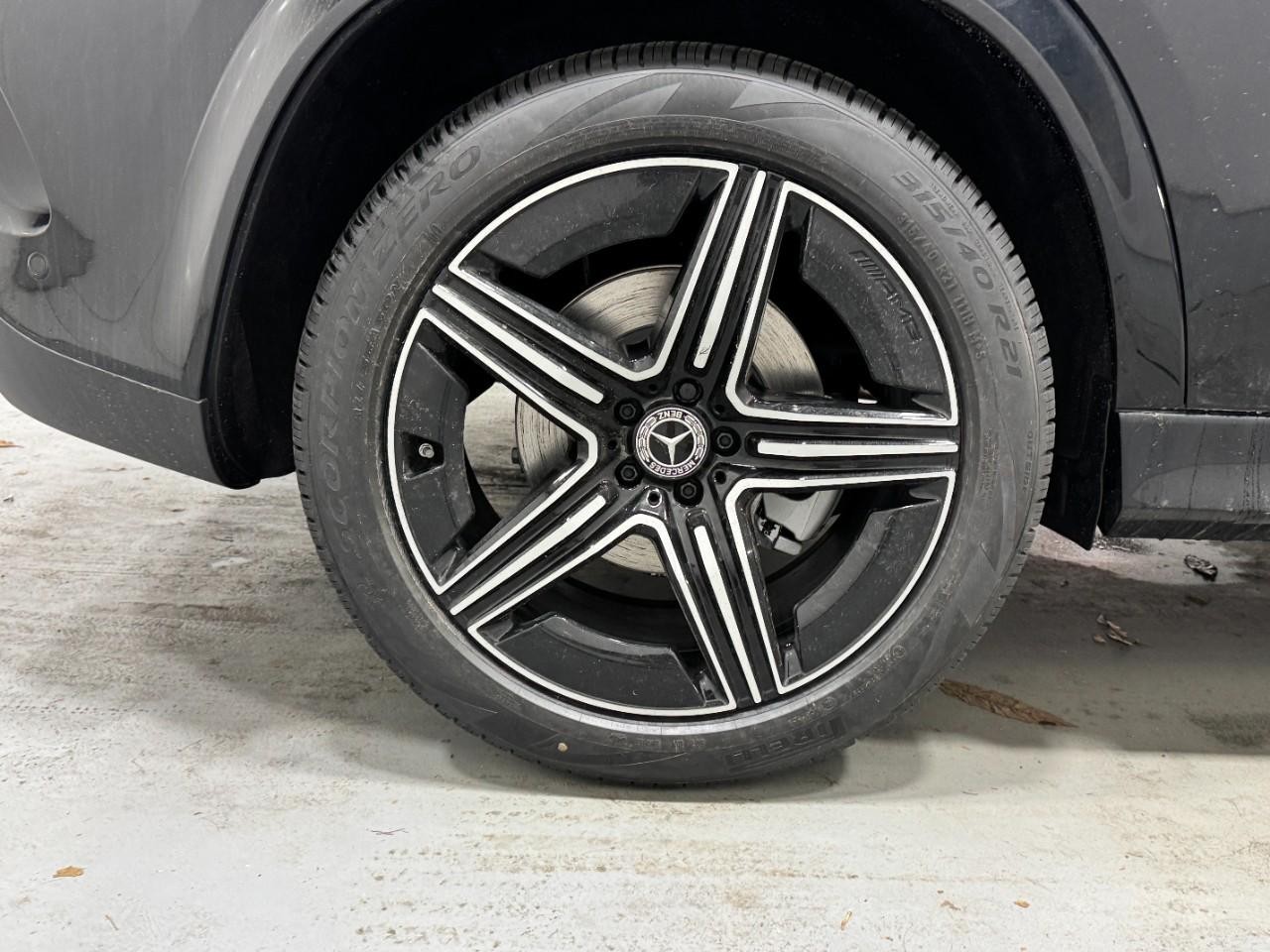 Mercedes-Benz GLE Vehicle Full-screen Gallery Image 5