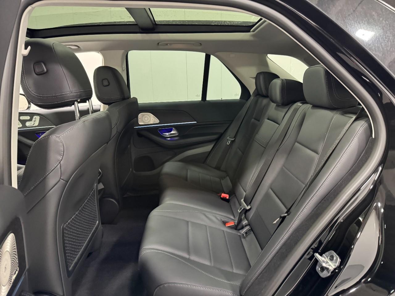 Mercedes-Benz GLE Vehicle Full-screen Gallery Image 8