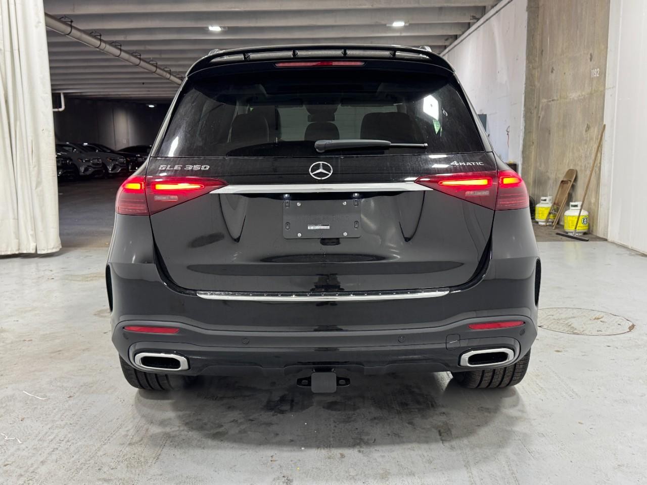 Mercedes-Benz GLE Vehicle Full-screen Gallery Image 9