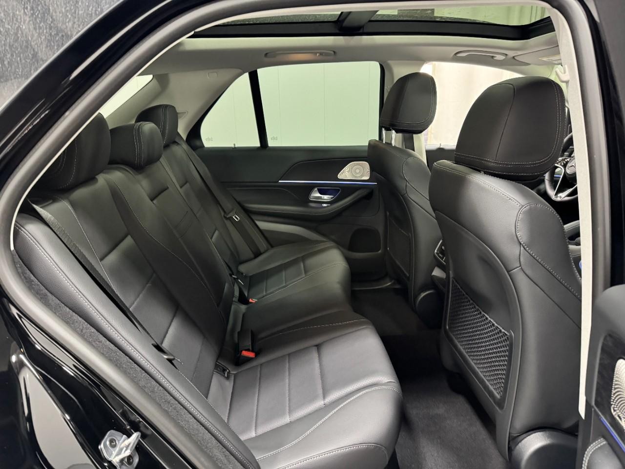 Mercedes-Benz GLE Vehicle Full-screen Gallery Image 10