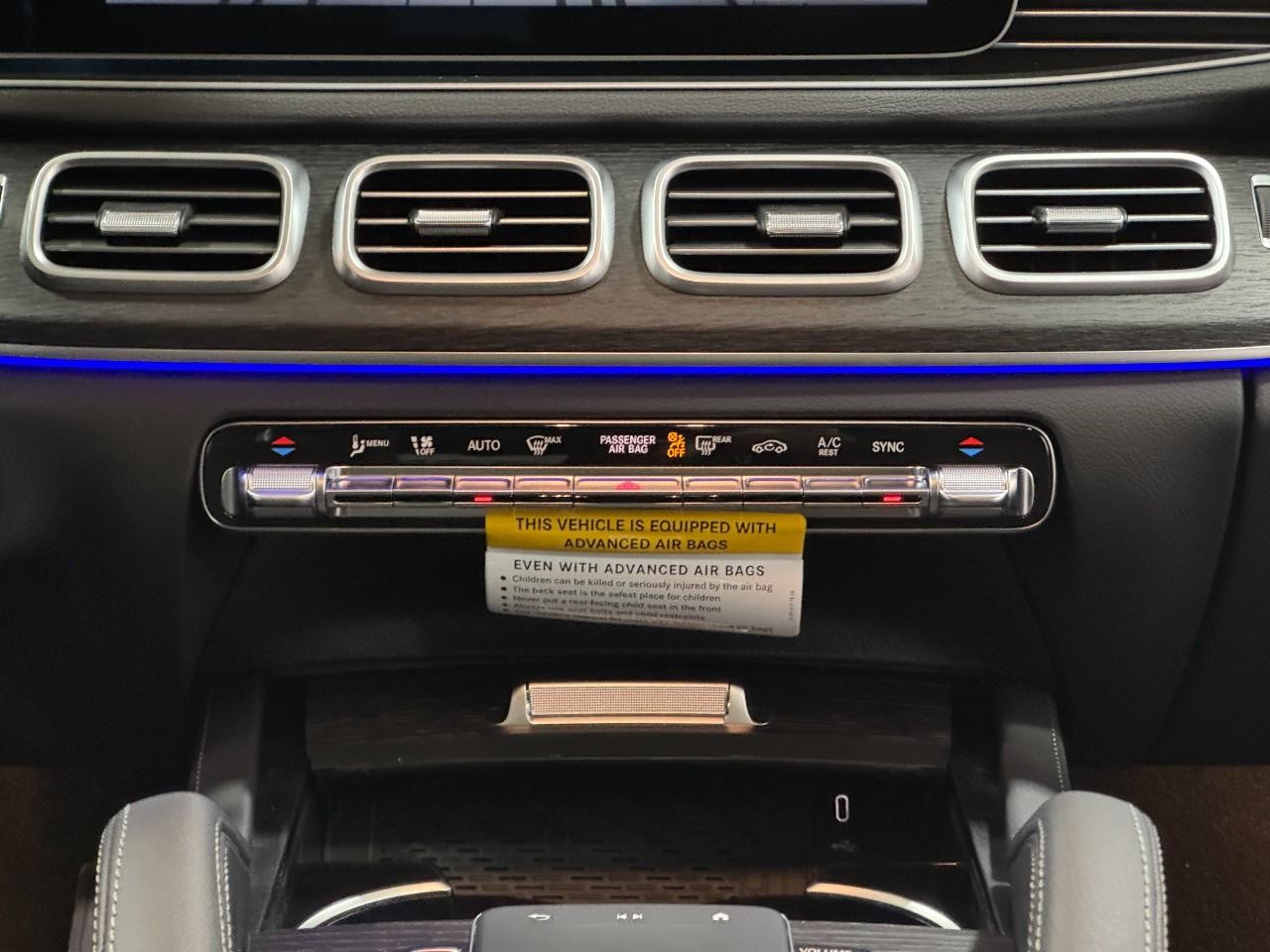 Mercedes-Benz GLE Vehicle Full-screen Gallery Image 15