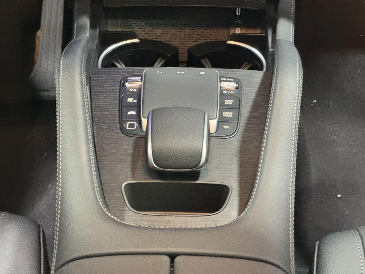 Mercedes-Benz GLE Vehicle Full-screen Gallery Image 16