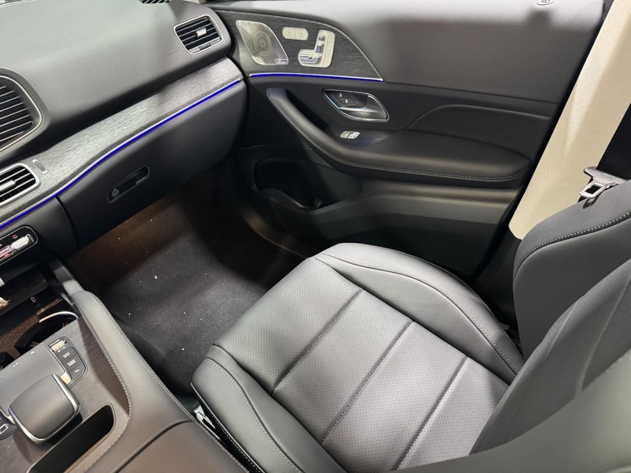 Mercedes-Benz GLE Vehicle Full-screen Gallery Image 17