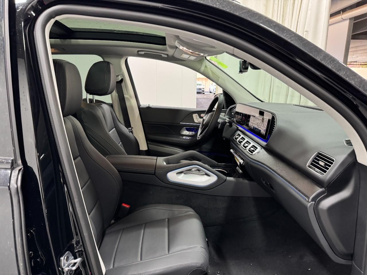 Mercedes-Benz GLE Vehicle Full-screen Gallery Image 18