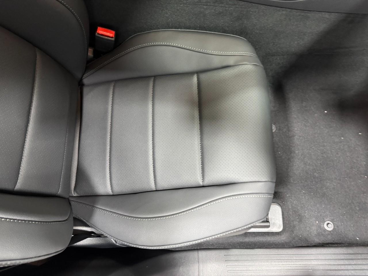 Mercedes-Benz GLE Vehicle Full-screen Gallery Image 19