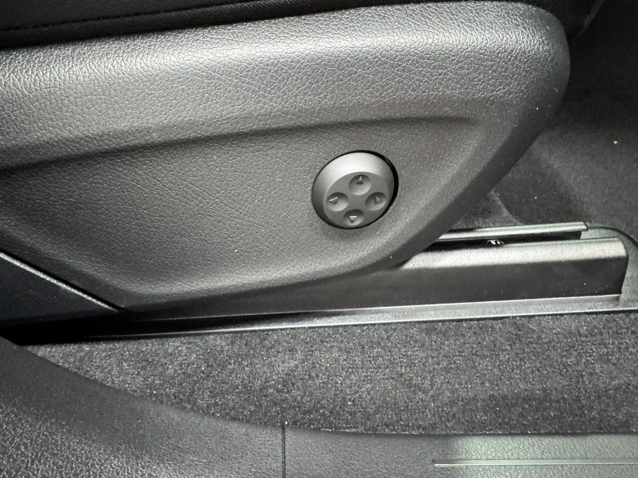 Mercedes-Benz GLE Vehicle Full-screen Gallery Image 20