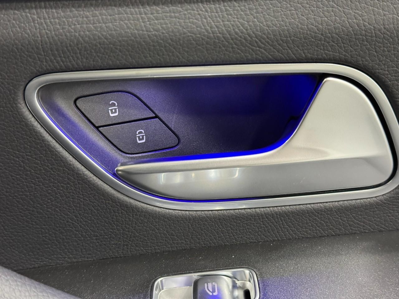 Mercedes-Benz GLE Vehicle Full-screen Gallery Image 22