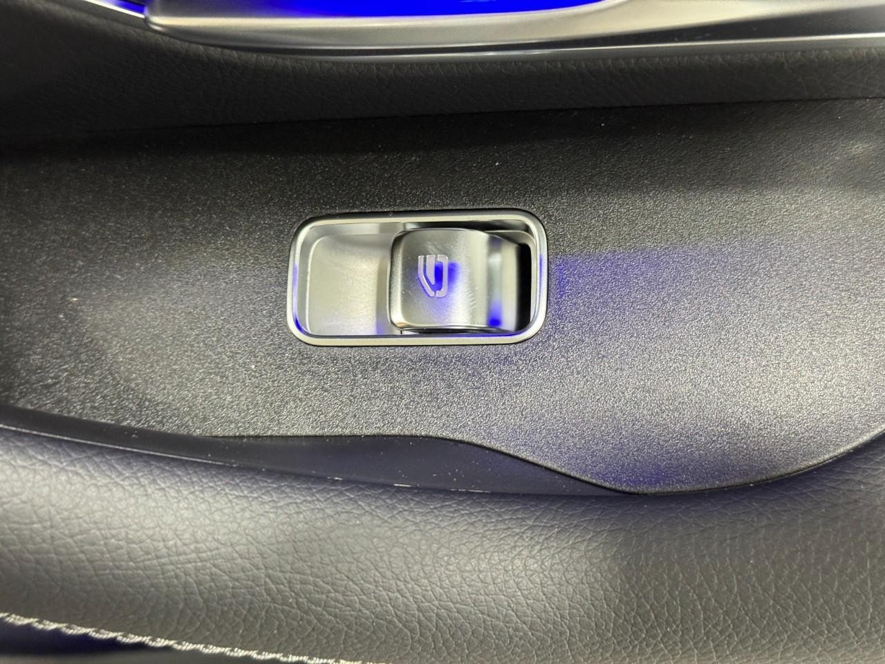 Mercedes-Benz GLE Vehicle Full-screen Gallery Image 23