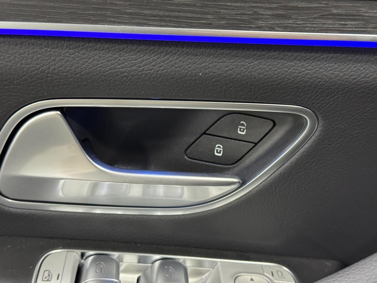 Mercedes-Benz GLE Vehicle Full-screen Gallery Image 26