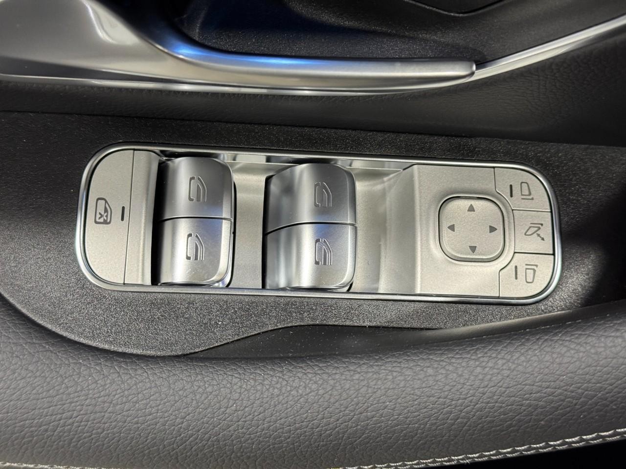 Mercedes-Benz GLE Vehicle Full-screen Gallery Image 27