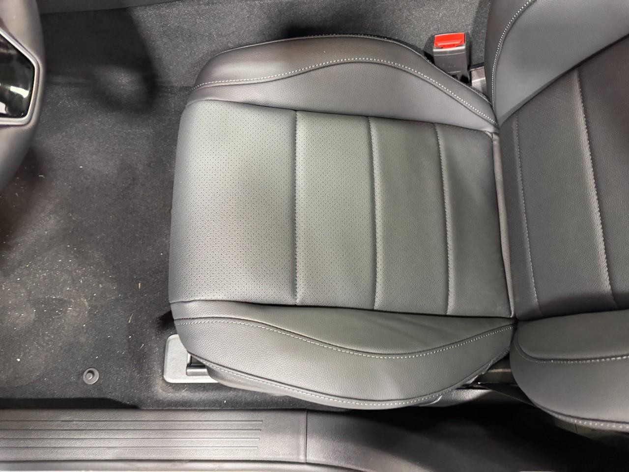 Mercedes-Benz GLE Vehicle Full-screen Gallery Image 29