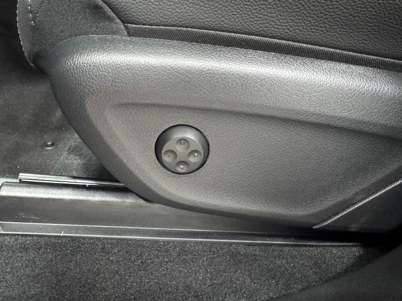 Mercedes-Benz GLE Vehicle Full-screen Gallery Image 30