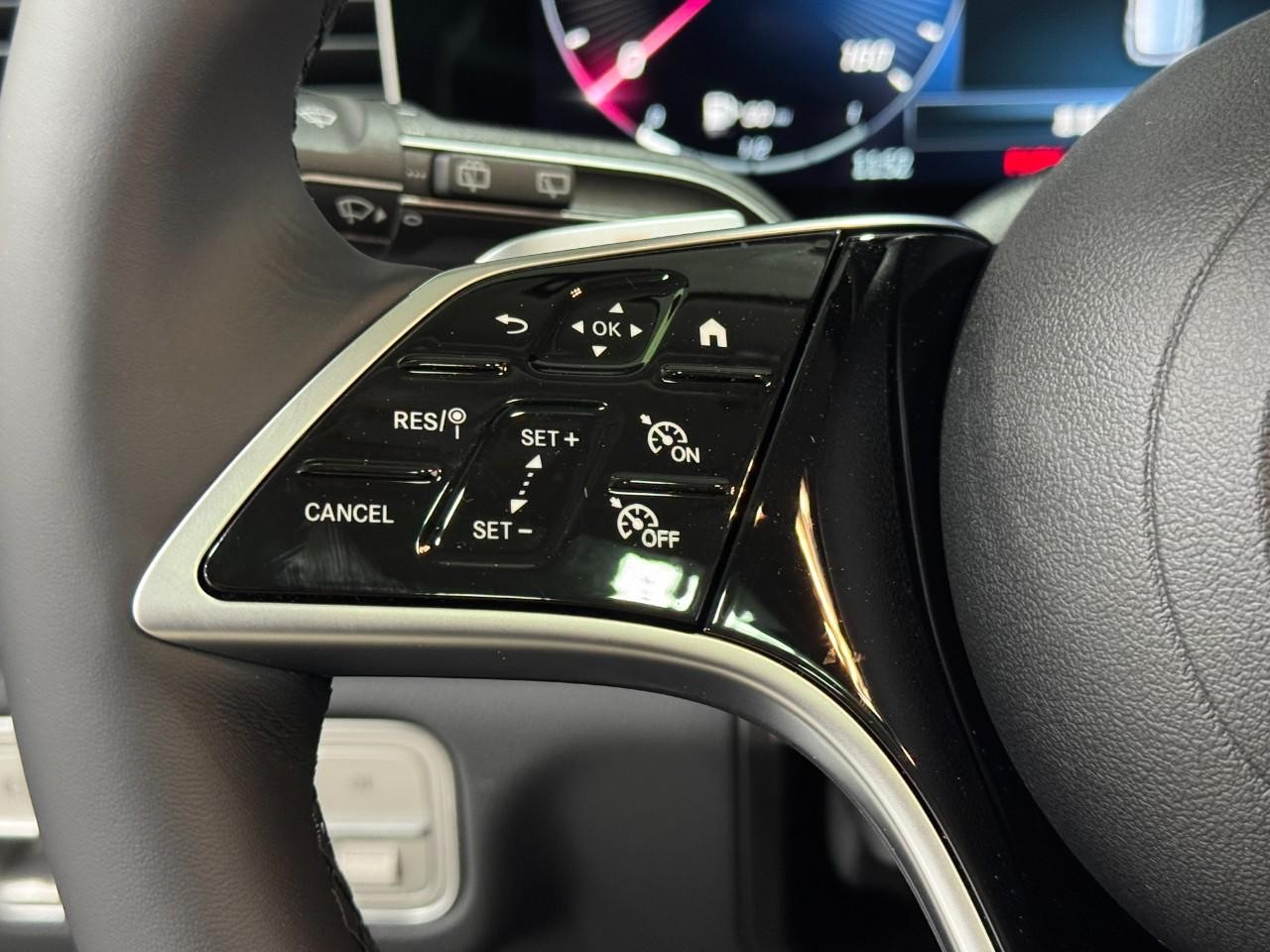 Mercedes-Benz GLE Vehicle Full-screen Gallery Image 32