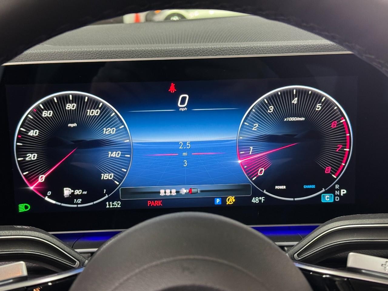 Mercedes-Benz GLE Vehicle Full-screen Gallery Image 34