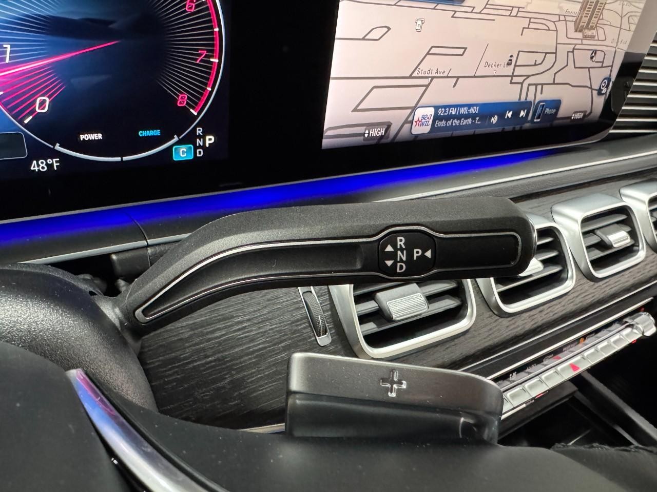 Mercedes-Benz GLE Vehicle Full-screen Gallery Image 35